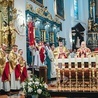 ▼	Nie było miesiąca, w którym nie odbywałyby się ważne wydarzenia religijne, patriotyczne czy sportowe. Na zdjęciu Msza św., podczas której bp Dziuba udzielił święceń kapłańskich.