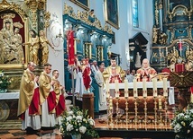 ▼	Nie było miesiąca, w którym nie odbywałyby się ważne wydarzenia religijne, patriotyczne czy sportowe. Na zdjęciu Msza św., podczas której bp Dziuba udzielił święceń kapłańskich.