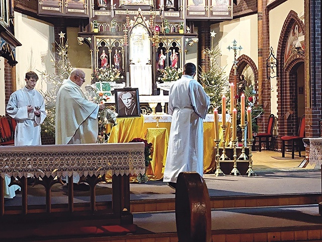 ▲	Liturgii przewodniczył  ks. Andrzej Tracz.