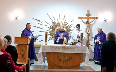 Biskup przy ołtarzu w asyście dwóch kapelanów – ks. Tomasza Zająca i ks. Edwarda Szajdy.
