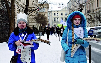 ▲	Kwestujący zawsze rozdają śpiewniki i korony.