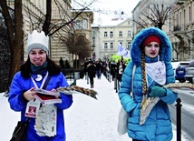 ▲	Kwestujący zawsze rozdają śpiewniki i korony.