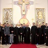 Uczestnicy z bp. Markiem Solarczykiem, ojcami duchownymi i alumnami.