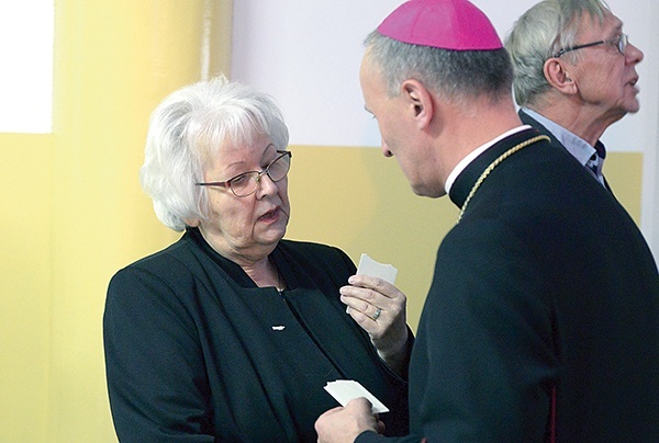 Świąteczne życzenia ordynariuszowi radomskiemu składa kontynuatorka organizacji Barbara Kutkowska.