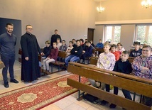 W zajęciach ks. Chamerskiego (drugi z lewej) wspomagają alumni z radomskiego seminarium.