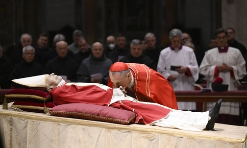 Ciało Benedykta XVI w bazylice św. Piotra. Tysiące wiernych oddadzą mu hołd