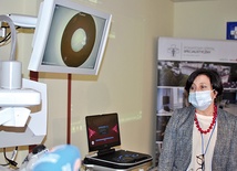 Anna Schossler, ordynator okulistyki, pokazuje aparaturę,  którą otrzymał jej oddział. 