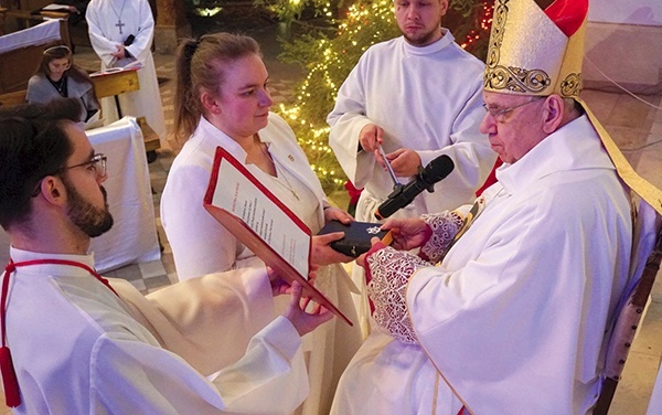 ▲	Przekazanie księgi liturgii godzin.