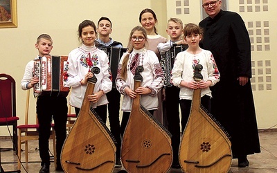 ▲	Młodzi muzycy z Tatianą Semenenko i ks. Robertem Chudobą, dyrektorem Centrum Edukacyjnego im. Jana Pawła II.  