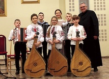 ▲	Młodzi muzycy z Tatianą Semenenko i ks. Robertem Chudobą, dyrektorem Centrum Edukacyjnego im. Jana Pawła II.  