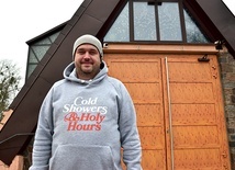 ▲	Kapłan w „firmowej” bluzie kursu zaprasza do udziału w wydarzeniu.