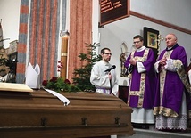 ▲	Kardynał modli się nad trumną dawnego współpracownika.