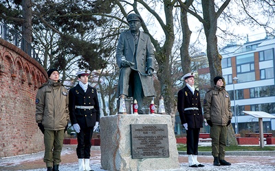 ▲	Uroczystość odbyła się przy monumencie kontradmirała.