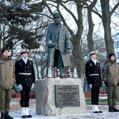 ▲	Uroczystość odbyła się przy monumencie kontradmirała.