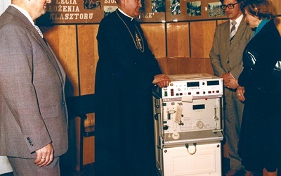 Bp. Jerzy Ablewicz przekazuje ufundowaną przez papieża sztuczną nerkę.