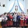 Przedstawiciele KGW w papieskiej świątyni.