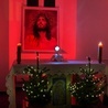 W czerwonym świetle przy wizerunku Jezusa w cierniowej koronie stanął Najświętszy Sakrament.