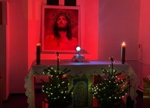 W czerwonym świetle przy wizerunku Jezusa w cierniowej koronie stanął Najświętszy Sakrament.