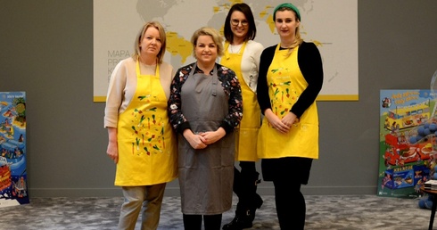 Kadra Bajki w żółtych fartuchach kuchennych (od lewej) Joanna Nadgrodkiewicz, Paulina Zalewska i Justyna Pacholczyk z Katarzyną Bosacką.