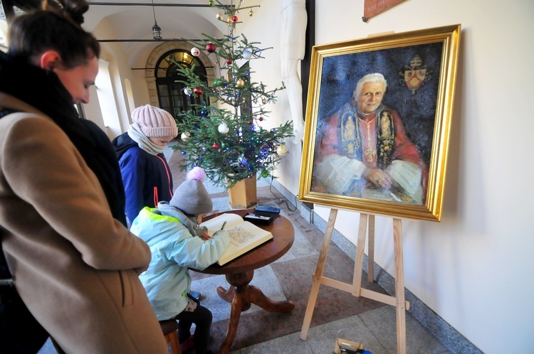 Księga kondolencyjna po śmierci papieża Benedykta XVI Kraków