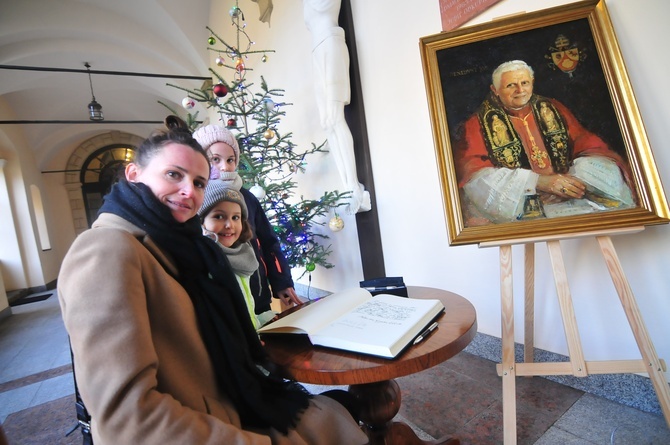 Księga kondolencyjna po śmierci papieża Benedykta XVI Kraków