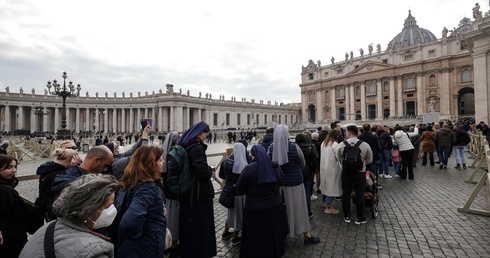 65 tys. osób oddało już hołd emerytowanemu papieżowi Benedyktowi XVI