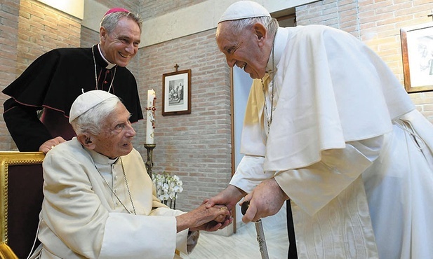 W klasztorze Matki Kościoła z papieżem seniorem zamieszkał  abp Georg Gänswein, jego osobisty sekretarz.