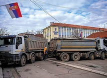 28 grudnia 2022 r. Barykada z serbskich ciężarówek na jednej z ulic w północnej części Mitrovicy.