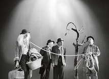 Bohaterowie „Czekając na Godota” na scenie paryskiego Teatru Hébertot. Od lewej: Lucky, Estragon, Vladimir i Pozzo.