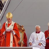 – Usiłuje się stworzyć wrażenie, że wszystko jest względne, że również prawdy wiary zależą od sytuacji historycznej i od ludzkiej oceny. Kościół jednak nie może dopuścić, by zamilkł Duch Prawdy – mówił Benedykt XVI do Polaków w czasie Mszy św. na placu Piłsudskiego w Warszawie.