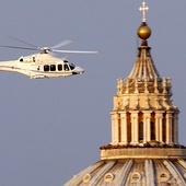 28 lutego 2013 roku wieczorem Benedykt XVI opuścił Watykan i udał się do Castel Gandolfo. Helikopter z papieżem na pokładzie przeleciał nad wypełnionym żegnającymi go ludźmi placem św. Piotra.