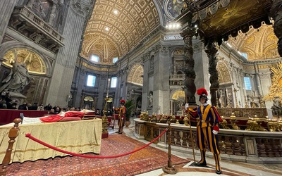 W bazylice św. Piotra w Watykanie wierni oddają hołd i modlą się za zmarłego papieża.