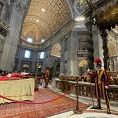 W bazylice św. Piotra w Watykanie wierni oddają hołd i modlą się za zmarłego papieża.
