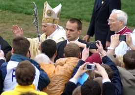 Benedykt XVI pozdrawia tłumy wiernych na krakowskich Błoniach w maju 2006 r.