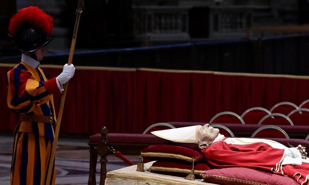 Były dowódca Żandarmerii Watykańskiej: Jak Benedykt XVI coś postanowił, nie było dyskusji