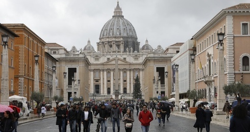 Pierwsi wierni oczekują na wejście na plac św. Piotra