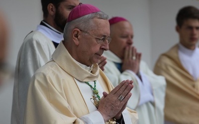 Abp Gądecki: Benedykt XVI w centrum swego pontyfikatu umieścił zagadnienie Boga i wiary