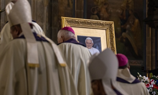 Liturgia podczas pogrzebu Benedykta XVI z niewielkimi zmianami ze względu na jego status