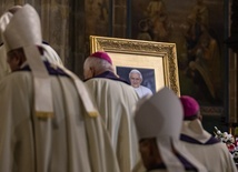 Liturgia podczas pogrzebu Benedykta XVI z niewielkimi zmianami ze względu na jego status