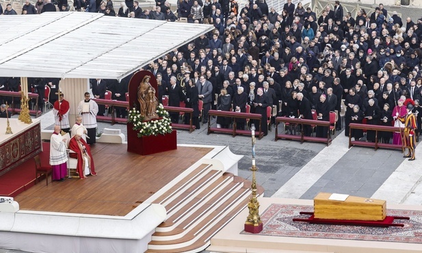 Podczas mszy pogrzebowej papieża Benedykta XVI
