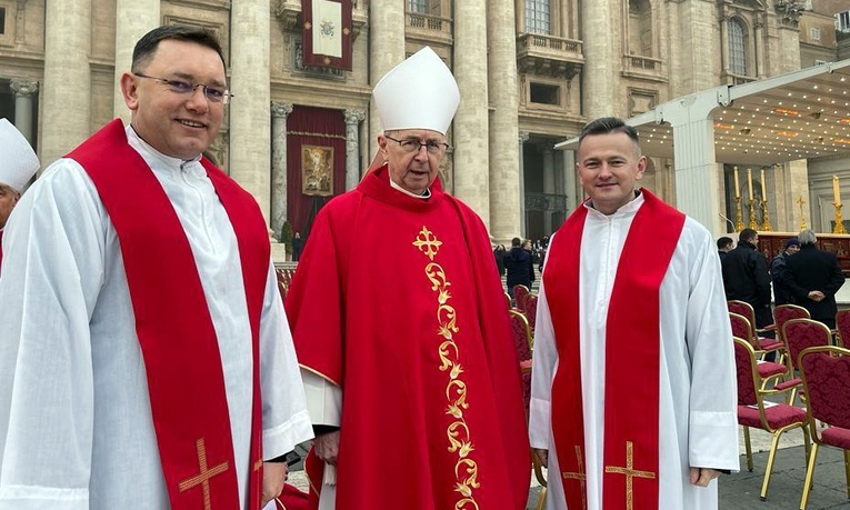 Na Placu św. Piotra z abp. Stanisławem Gądeckim, przewodniczącym Konferencji Episkopatu Polski. Od lewej: ks. Karol Piłat i ks. Grzegorz Zieliński.