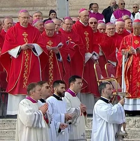 Biskupi ze Świdnicy modlili się przy ciele zmarłego papieża