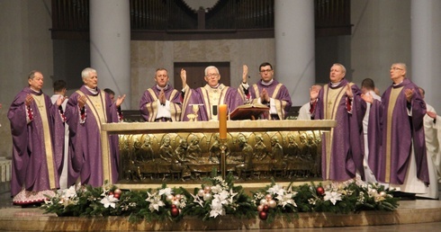 Ks. prof. Jerzy Szymik na Mszy św. za Benedykta XVI: Tylko Bóg jest Bogiem