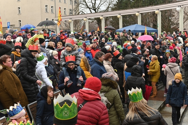 Orszak Trzech Króli 2023 w Wałbrzychu. Przywieźli ze sobą monety