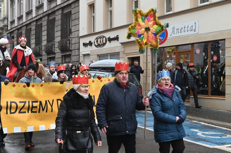 Orszak Trzech Króli 2023 w Wałbrzychu. Przywieźli ze sobą monety