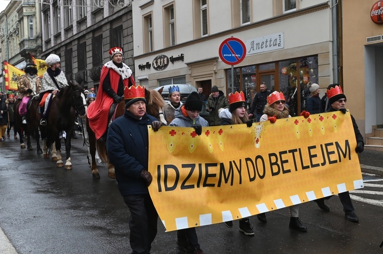 Orszak Trzech Króli 2023 w Wałbrzychu. Przywieźli ze sobą monety