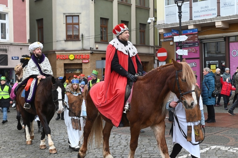 Orszak Trzech Króli 2023 w Wałbrzychu. Przywieźli ze sobą monety