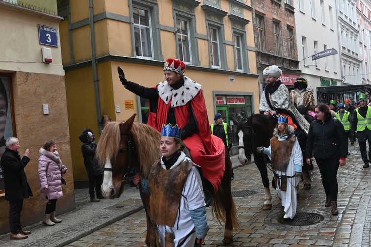 Orszak Trzech Króli 2023 w Wałbrzychu. Przywieźli ze sobą monety