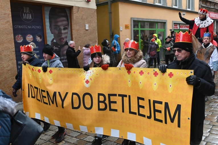 Orszak Trzech Króli 2023 w Wałbrzychu. Przywieźli ze sobą monety