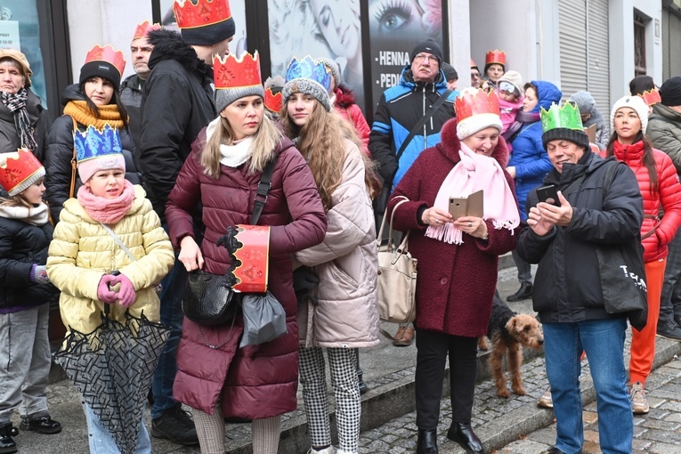 Orszak Trzech Króli 2023 w Wałbrzychu. Przywieźli ze sobą monety